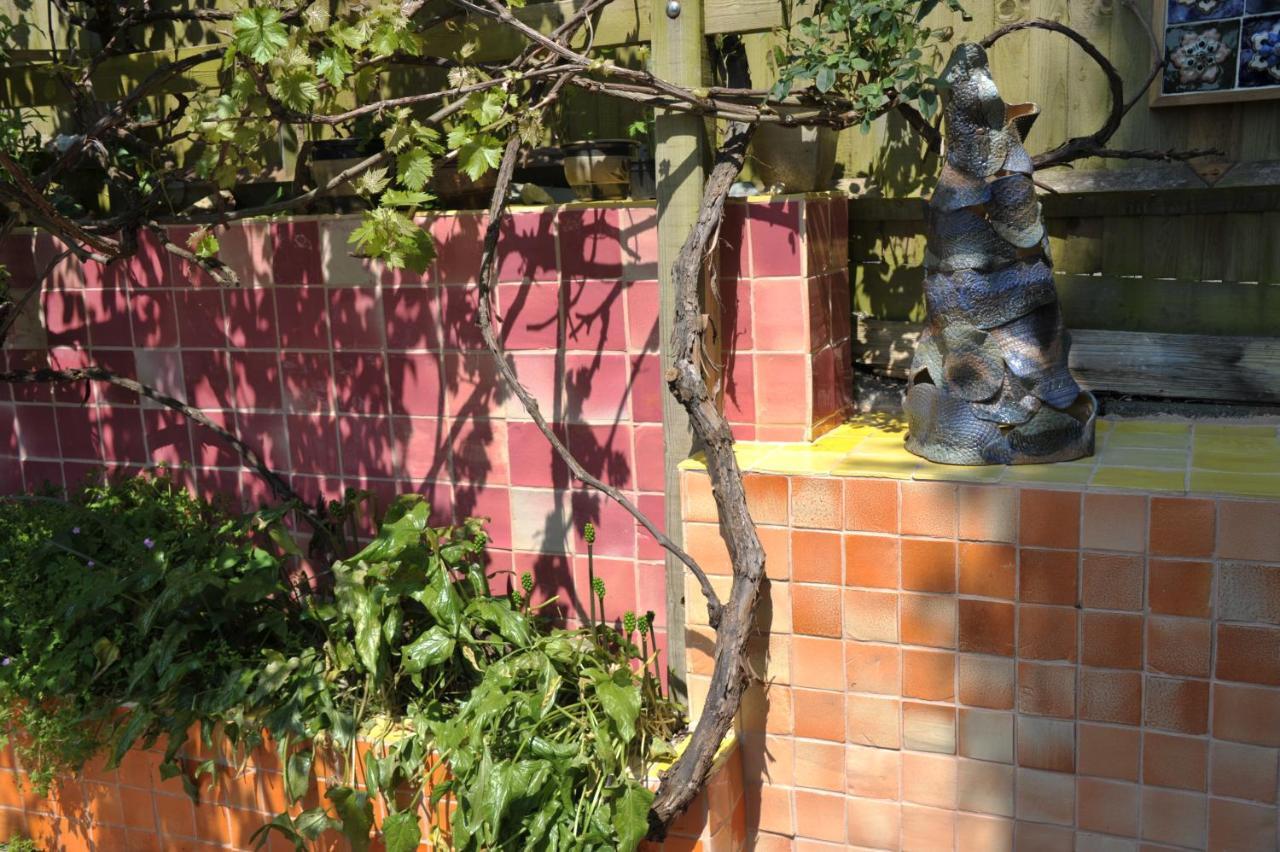 Homestay The Ceramic House *